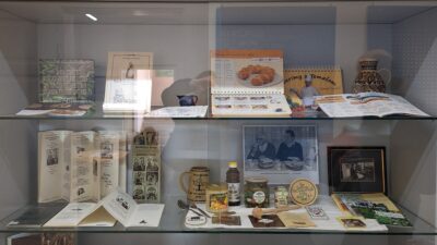 Die kleine Vitrinenausstellung im Foyer des Sorbischen Instituts zum Tag der Archive bietet einen Eindruck von historischen Rezeptbüchern