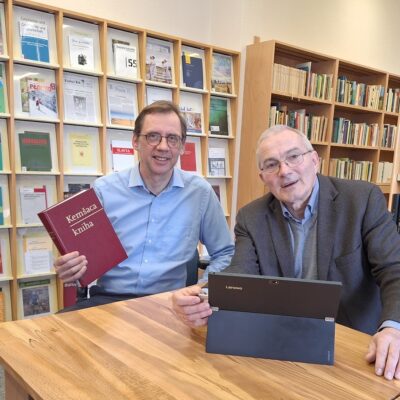 Superintendent i.R. Jan Mahling (rechts) überreichte die Digitalversion des obersorbischen Gesangbuches 