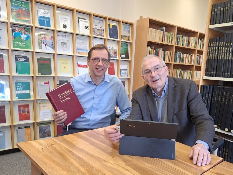 Superintendent i.R. Jan Mahling (rechts) überreichte die Digitalversion des obersorbischen Gesangbuches 