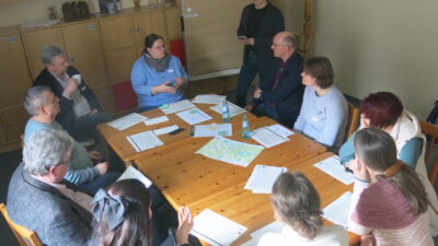 Gruppendiskussion am Arbeitstisch während der Kulturtourimus-Tagung