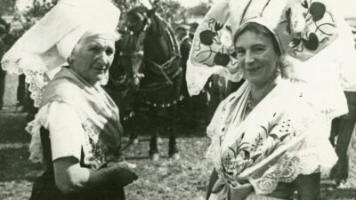 Mina Witkojc (naprawo) a Marjana Domaškojc 1. meje 1934 w Radworju © Serbski kulturny archiv