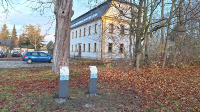 Dwě staciji wučbneje šćežki "Warnoćicy. Serbske slědy" we Warnoćicach © Jaroslav Beránek, MěÚ Varnsdorf (2024)