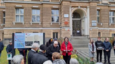 Před Gymnazijom Warnoćicy wotewri so wučbna šćežka "Warnoćicy. Serbske slědy" © Serbski institut / Madlen Domašcyna (2024)
