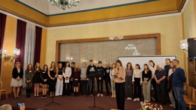 Impresije wo wotewrjenju wučbneje šćežki "Warnoćicy. Serbske slědy" - wšitcy na projekće wobdźěleni zhromadźa so na jewišću © Serbski institut / Madlen Domašcyna (2024)