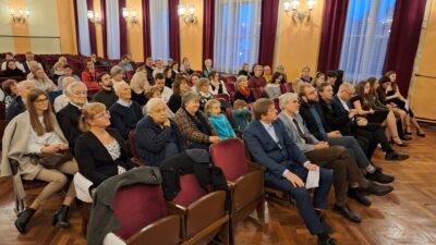 Impresija wot wotewrjenja wučbneje šćežki "Warnoćicy. Serbske slědy" - pohlad na publikum © Serbski institut / Madlen Domašcyna (2024)