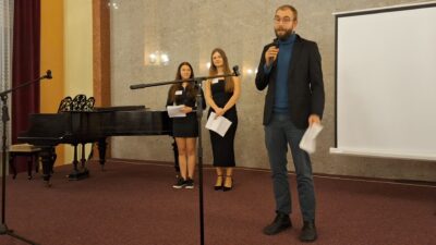 Jacob Venuß z Němsko-Čěskeho fondsa za přichod dźakuje so na projekće wobdźělenym šulerjam a wjeseli so nad poradźenej wučbnej šćežku "Warnoćicy. Serbske slědy" © Serbski institut / Madlen Domašcyna (2024)