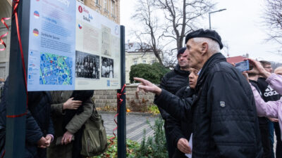 Časowy swědk před staciju wučbneje šćežki "Warnoćicy. Serbske slědy ", kotraž dopomina na stawizny Serbow w powójnskim času we Warnoćicach © Serbski institut / Vanessa Žurec (2024)