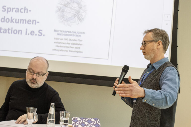 Sorbische digitale Lebenswelten - Impression aus einem Panel: Prof. Hauke Bartels (re.), Direktor des Sorbischen Instituts spricht über das niedersorbische Sprachportal ©  BTU Cottbus-Senftenberg / Isabelle Grätz (2025)