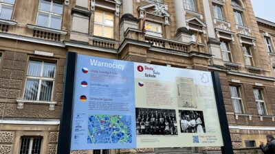 Wobraz tafle wučbneje šćežki před gymnazijom Warnoćicy © Serbski institut / Vanessa Žurec(2024)