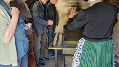 Die Exkursionsteilnehmenden informieren sich auf dem Schusterhof in Trebendorf © Sorbisches Institut / Stephanie Bierholdt (2025)
