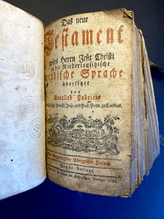 Blick in die entdeckte 6. Auflage des zweisprachigen Neuen Testaments, Deutsch-Niedersorbisch (Jan Bogumił Fabricius' Übersetzung), aus dem Jahr 1788 © Roman Wilhelm (2025)