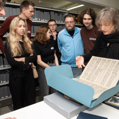 Studierendengruppe im Magazin des Sorbischen Kulturarchivs © Serbske nowiny / Bojan Benić (2025)