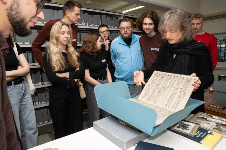 Studierendengruppe im Magazin des Sorbischen Kulturarchivs © Serbske nowiny / Bojan Benić (2025)