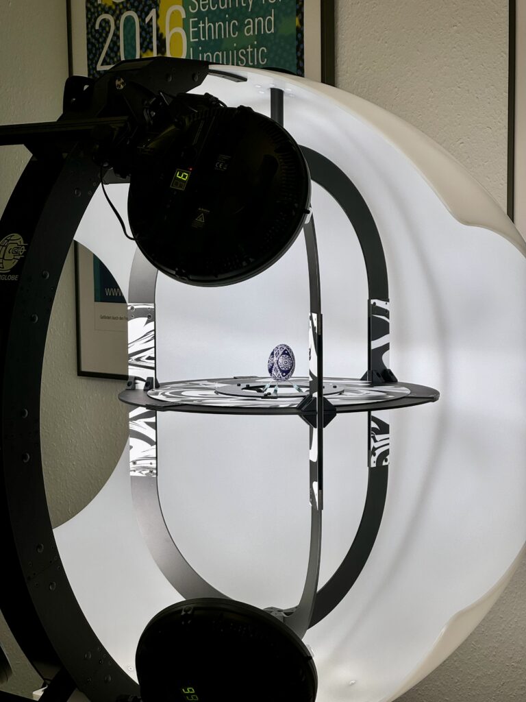 3D-Scanner für kleine bis mittelgroße Objekte    (bis zu einer Größe von 43 cm), der sich besonders für die Digitalisierung von Kulturgut eignet © Sorbisches Institut / Marleen Schindler (2024)
