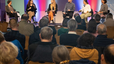 2025_03_27_Serbska Debata Budyšin (4)  | © Serbske nowiny / Bojan Benić | v. l. n. r.: Dr. Lubina Mahling, Prof. Dr. Nicole Dołowy-Rybińska, Anna-Rosina Wjeselina, Dr. Fabian Kaulfürst, Dr. Cornelia von Ruthendorf-Przewoski, Dr. Theresa Jacobs.