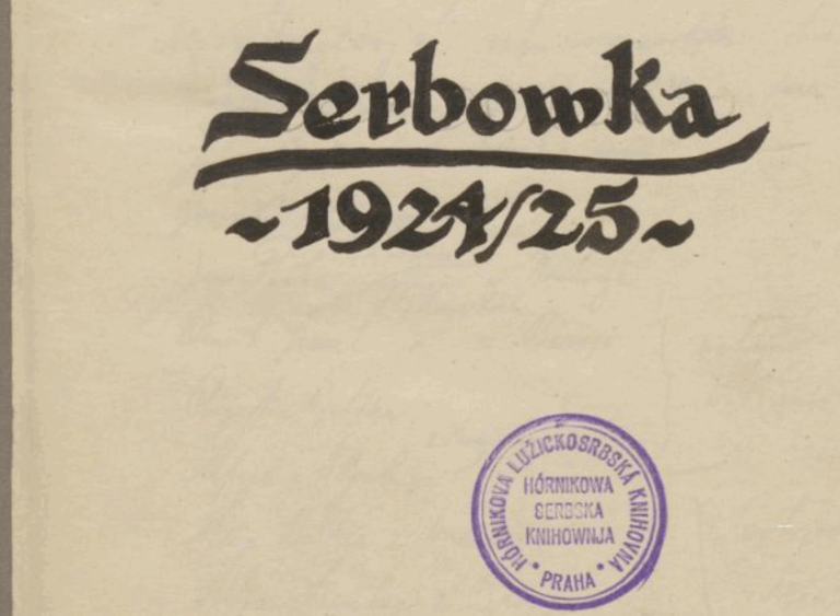 Auf dem Bild zu sehen ist die handgeschriebene Aufschrift ''Serbowka 1924/25'' und darunter ein Stempel der Hornig-Bibliothek in Prag, in der das Original der Handschrift aufbewahrt wird