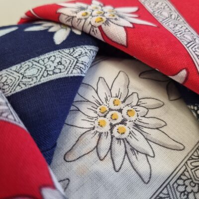 Tücher mit Edelweiß-Motiv in den Farben der sorbischen Flagge