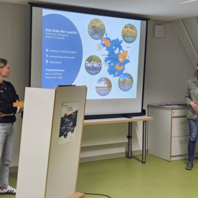 Susann Troppa (li.) und Ellen Beuster (re.) vom Projektteam UMESCO 5 – Erbe der Lausitz, berichten über ihre Arbeit © Sorbisches Institut / Stephanie Bierholdt (2025)