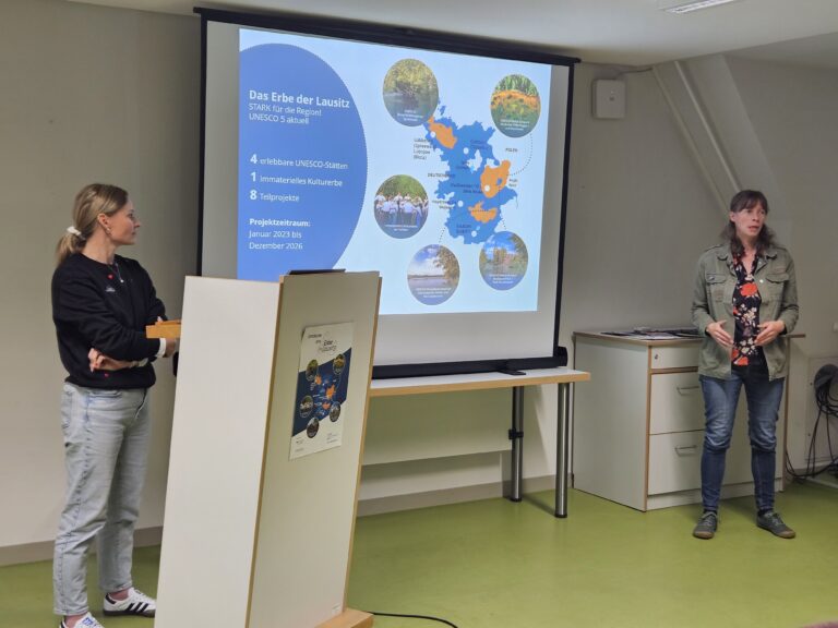 dwě žeńskej nalěwo a napšawo k płachśe, z kótarejuž jo prezentacija zablědowana