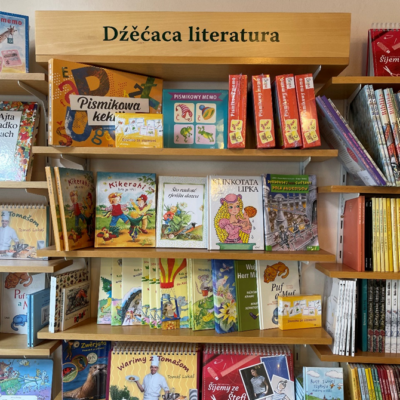 Bücherregal mit sorbischer Kinder- und Jugendliteratur