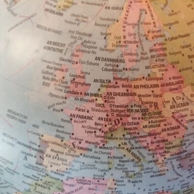 Kleine Sprache, große Welt. Globus in irischer Sprache. © Sorbisches Institut, Hanka Rjenšojc.