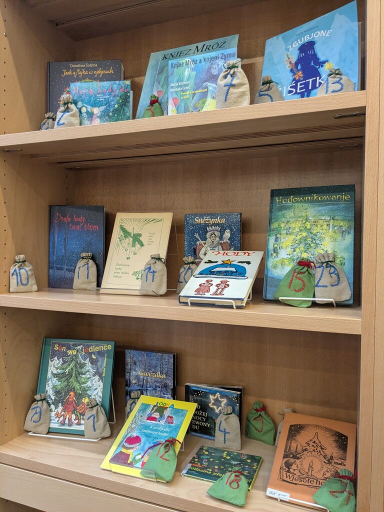 Bücherregal im Lesesaal der Sorbischen Zentralbibliothek mit Adventskalender
