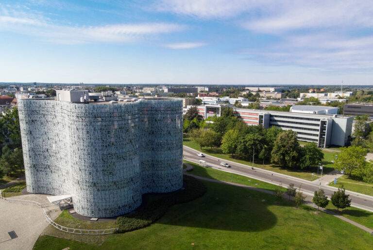 Panorama eines modernen Gebäudes mit Glasfassade (Draufsicht). Es handelt sich um die markante Universitätsbibliothek der BTU Cottbus-Senftenberg