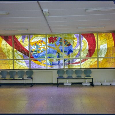 Die Bleiverglasung wurde im Jahre 1983 von Jan Buck / Jan Buk für die damalige Gagarin-Oberschule geschaffen