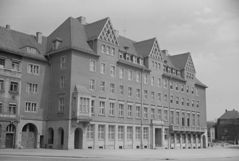 Haus der Sorben am Postplatz, schwarz-weiß Fotografie von Kurt Heine
