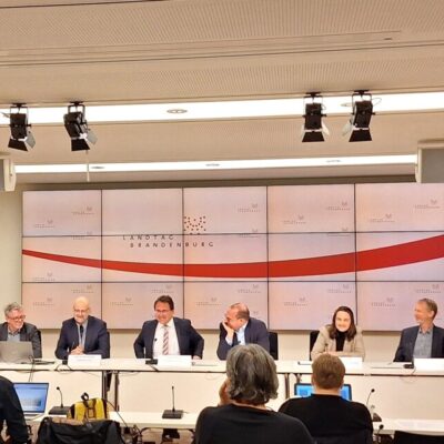 Der Vorsitzende des Rates für die Angelegenheiten der Sorben/Wenden, Marcus Koinzer (3. v. l.) leitete die Pressekonferenz. Weitere Teilnehmende waren der Landesbeauftragte Tobias Dünow (3. v. r.), BTU-Vizepräsident Prof. Dr. Peer Schmidt (2. v. l.), die bildungspolitische Sprecherin des RASW, Delia E. Münch (2. v. r.) und der Direktor des Sorbischen Instituts, Prof. Dr. Hauke Bartels (r.)