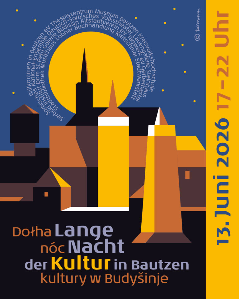 Werbebanner für die Lange Nacht der Kulturen in Bautzen, die am 13. Juni 2026 von 17-22 Uhr stattfindet. Auf dem, in gelben, braunen und blauen Tönen gehaltenen Banner, zeichnen sich Umrisse der Bautzener Stadt bei Nacht ab. Das Banner informiert zweisprachig über die Veranstaltung.
