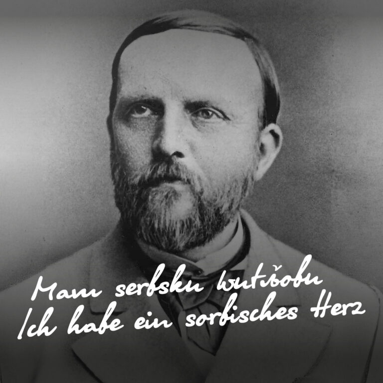 Banner mit schwarz-weiß-Porträt von Georg Sauerwein (Juro Surowin) und Zitat von ihm ''Mam serbsku wutšobu'' (Ich habe ein sorbisches Herz)