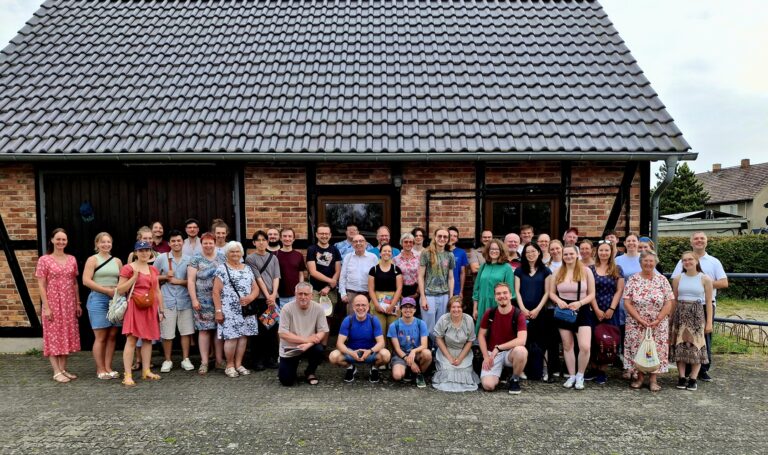 Gruppenfoto mit vielen Menschen, entstanden in Großsärchen beim obersorbischen Immersionskurs DOMOJ